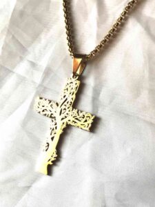 Collier pendentif croix style arbre vie