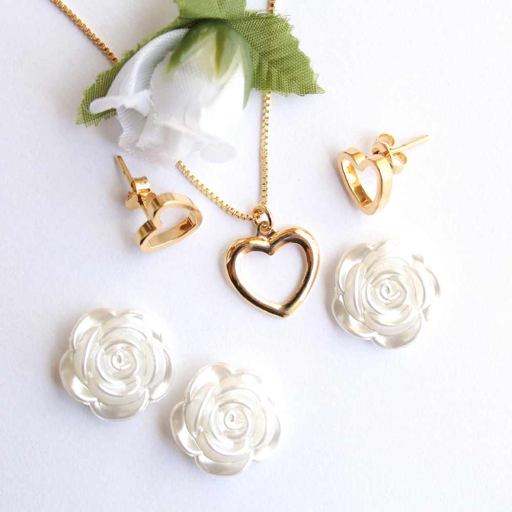 Parure coeurs fleurs blanches