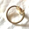 Arrière bague dorée ouverte fine cercle chiffres romains autour fond noir