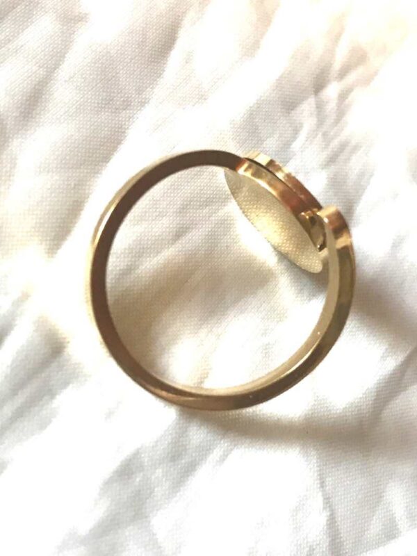 Arrière bague dorée ouverte fine cercle chiffres romains autour fond noir