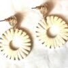 Arrière boucles oreilles pierre ronde rouge cercle tissé fil blanc
