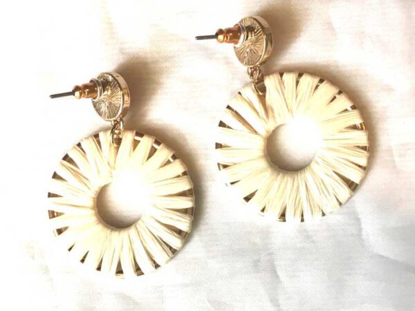 Arrière boucles oreilles pierre ronde rouge cercle tissé fil blanc