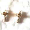 Arrière boucles oreilles petite croix blanche