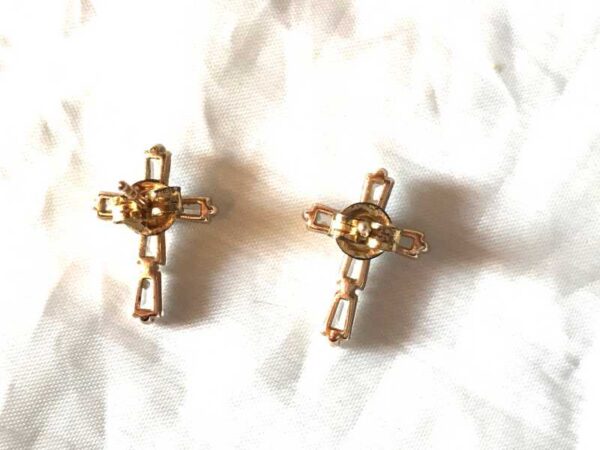 Arrière boucles oreilles petite croix blanche