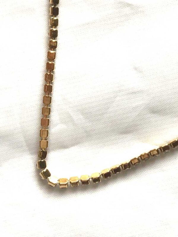 Arrière collier chaine éblouissante pierres blanches carrées zircon