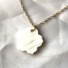 Arrière collier pendentif fleur coquillage blanc