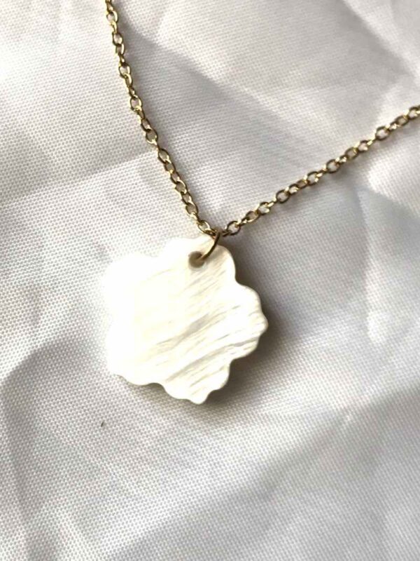 Arrière collier pendentif fleur coquillage blanc