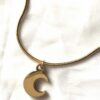 Arrière collier pendentif petite lune pierres chaine rigide