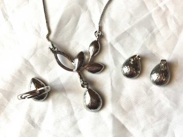 Arrière parure bijoux feuillage gouttes violettes strass nature