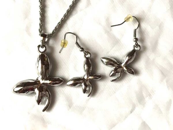 Arrière parure bijoux gros papillon ailes feuilles déployées insecte
