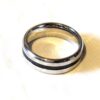 Bague anneau argentée large bande rainure noire centre boutique bijoux-harmonie Bague anneau argentée large bande rainure noire centre