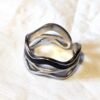 Bague anneau argentée ouverte large ondulée bande noire