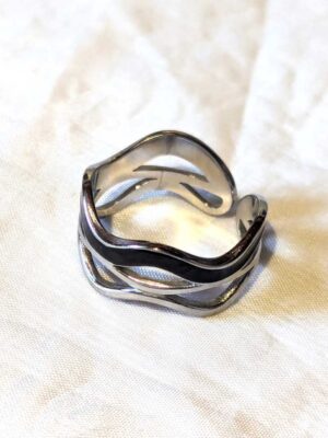 Bague anneau argentée ouverte large ondulée bande noire