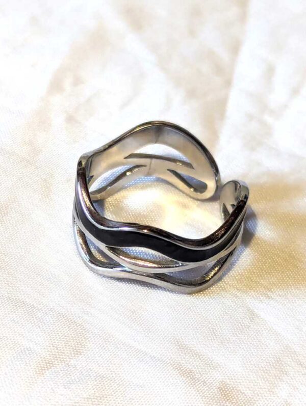 Bague anneau argentée ouverte large ondulée bande noire