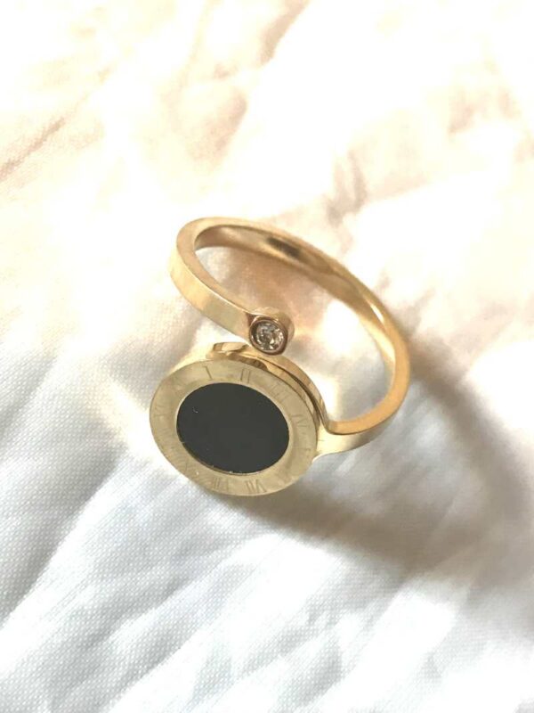Bague dorée ouverte fine cercle chiffres romains autour fond noir