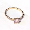 Bague fine tour torsadé pierre rose
