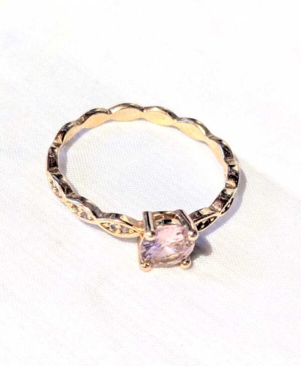 Bague fine tour torsadé pierre rose