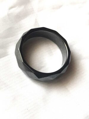 Bague hematite texture geometrique losanges