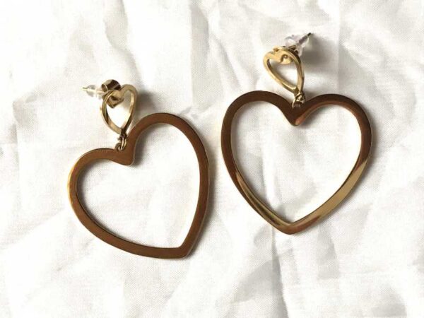 Boucles oreilles dorées forme gros coeurs double amour