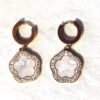 Boucles oreilles petite fleur blanche boutique bijoux-harmonie Boucles oreilles petite fleur blanche