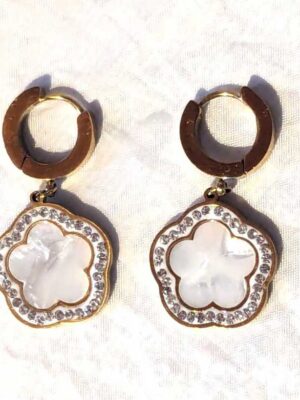 Boucles oreilles petite fleur blanche