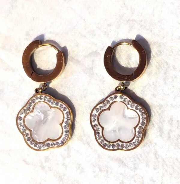 Boucles oreilles petite fleur blanche boutique bijoux-harmonie Boucles oreilles petite fleur blanche