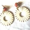 Boucles oreilles pierre ronde rouge cercle tissé fil blanc