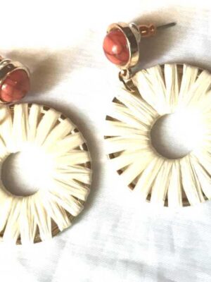 Boucles oreilles pierre ronde rouge cercle tissé fil blanc