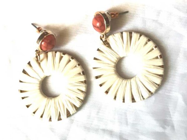 Boucles oreilles pierre ronde rouge cercle tissé fil blanc