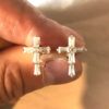 Boucles oreilles petite croix blanche