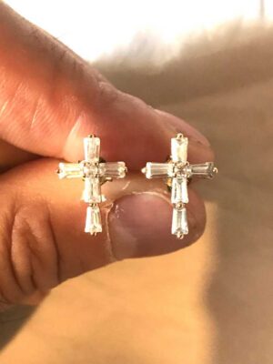 Boucles oreilles petite croix blanche