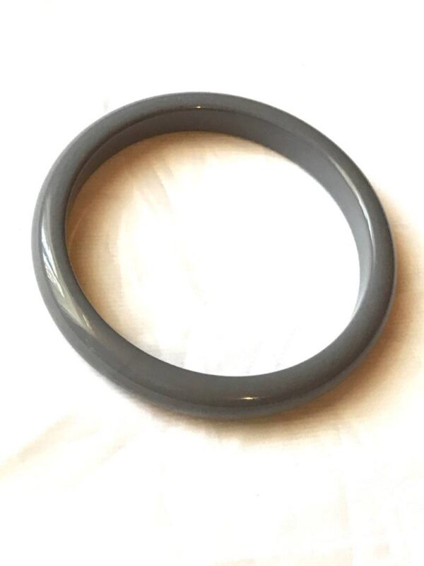Bracelet large gris arrondi dessus