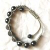 Bracelet perles anthracites pierres blanches strass fil gris