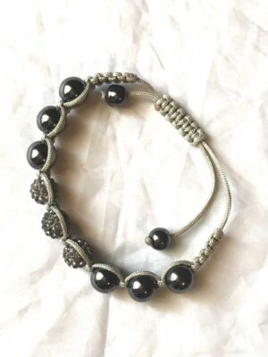 Bracelet perles anthracites pierres blanches strass fil gris