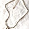 Chaine collier pendentif coquillage beige perles rondes allongées blanches