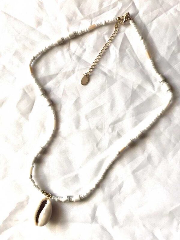 Chaine collier pendentif coquillage beige perles rondes allongées blanches