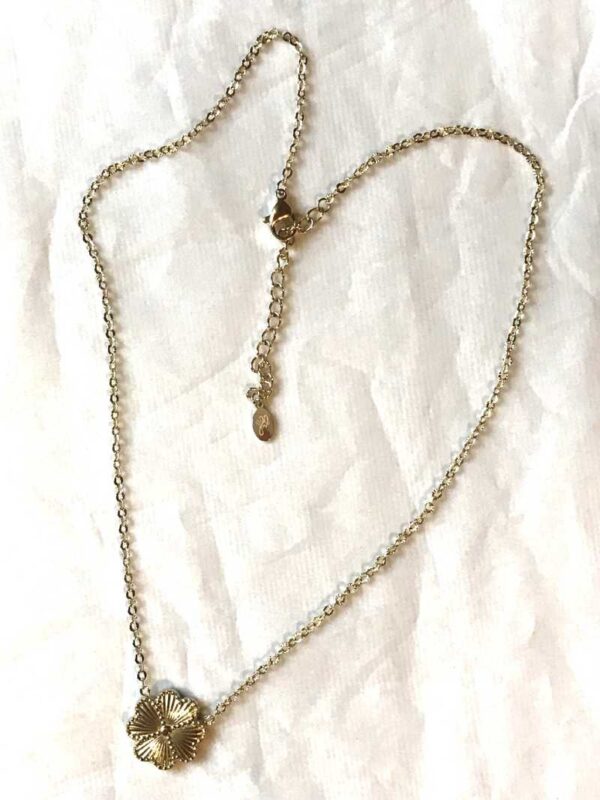Chaine collier pendentif fleur dorée pétales rainures