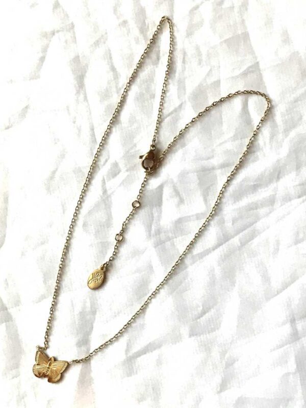 Chaine collier pendentif petit papillon ailes déployées