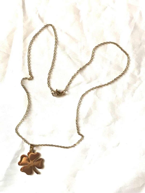 Chaine collier pendentif petit trèfle 4 feuilles