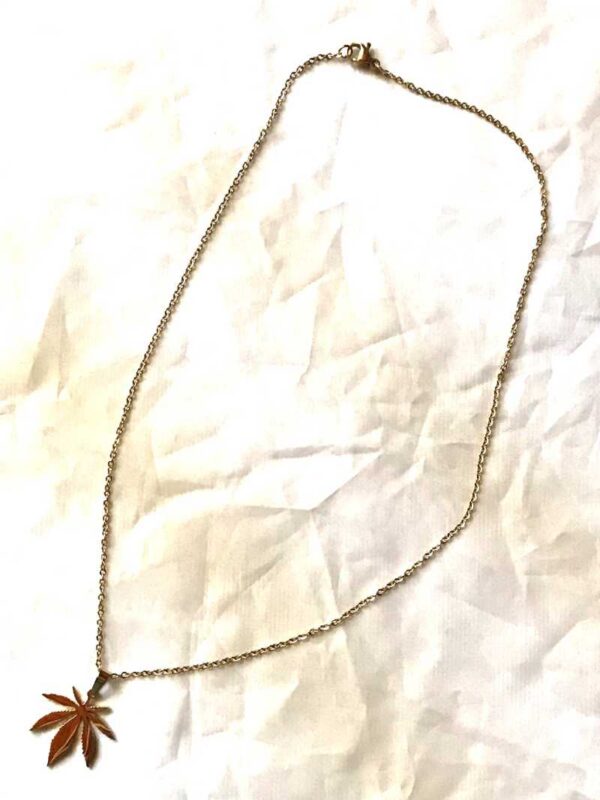 Chaine collier pendentif petite feuille erable
