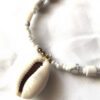 Collier pendentif coquillage beige perles rondes allongées blanches