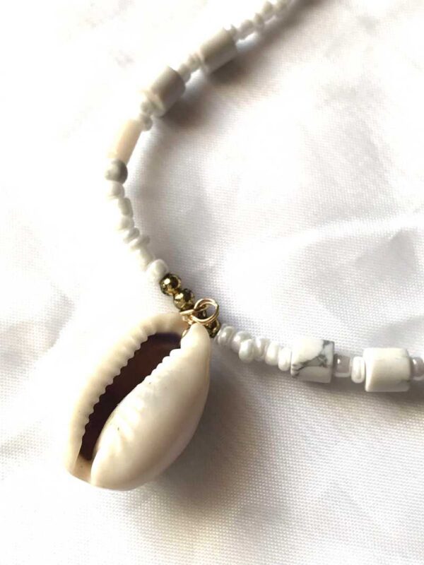 Collier pendentif coquillage beige perles rondes allongées blanches