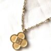 Collier pendentif doré petite fleur 4 pétales boutique bijoux-harmonie Collier pendentif doré petite fleur 4 pétales