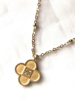 Collier pendentif doré petite fleur 4 pétales