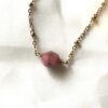 Collier pendentif doré pierre ronde ovale rose mini perles chaine