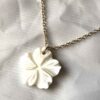Collier pendentif fleur coquillage blanc