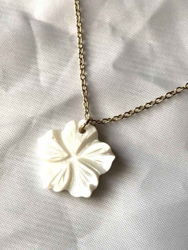Collier pendentif fleur coquillage blanc