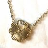 Collier pendentif fleur dorée pétales rainures
