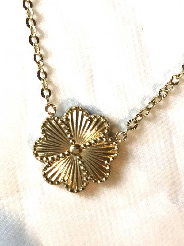 Collier pendentif fleur dorée pétales rainures