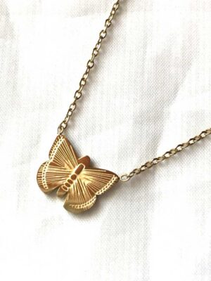 Collier pendentif petit papillon ailes déployées